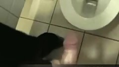 Meine Freundin wichst mich auf dem Bahnhofsklo