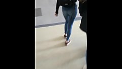 GROS CUL - LycÃ©enne blonde en jean moulant !