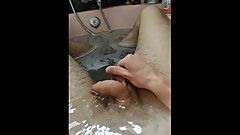 petite branlette dans le bain + Ã©jac ( part 1 )