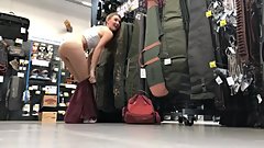 Exhib d'une blonde chaudasse dans un magasin