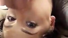 Poniendole los huevos en la cara mientras me la chupa