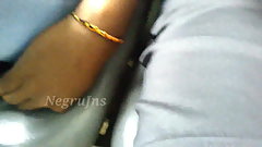 Touch tocando pierna dedos en el bus