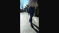 Siguiendo una rica pendeja con un buen culo