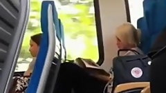 Neben blonder Schuelerin im Zug gewichst!