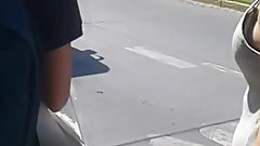 linda jovencita con ricas tetas en el paradero