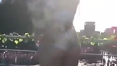 Denise Rosenthal cantando en hotpants