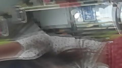 joven linda en la micro