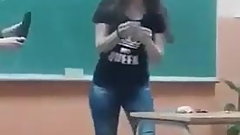 Klinka uci da stavlja kondom - Srbija skola